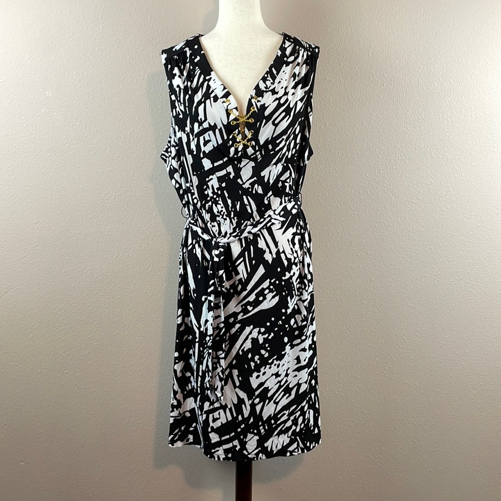 Sleeveless dress B&W abstract print, gold-toned lace-up detail at the v-neckline